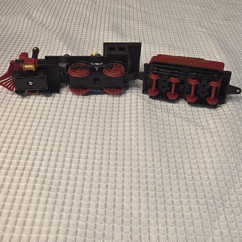 HO Gauge Steam Locomotive 4-4-0 No. 84 Red Black Gold Brown Plastic Model